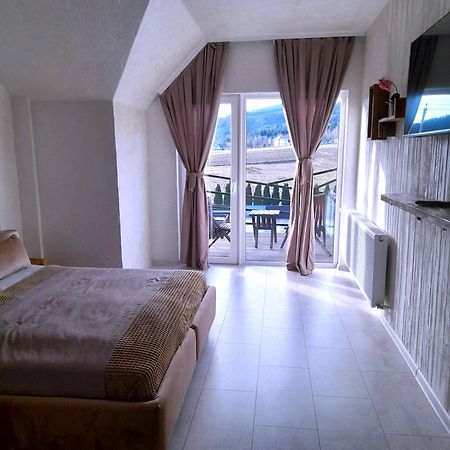 Hotel Four Seasons In Carpathians à Myhove Extérieur photo