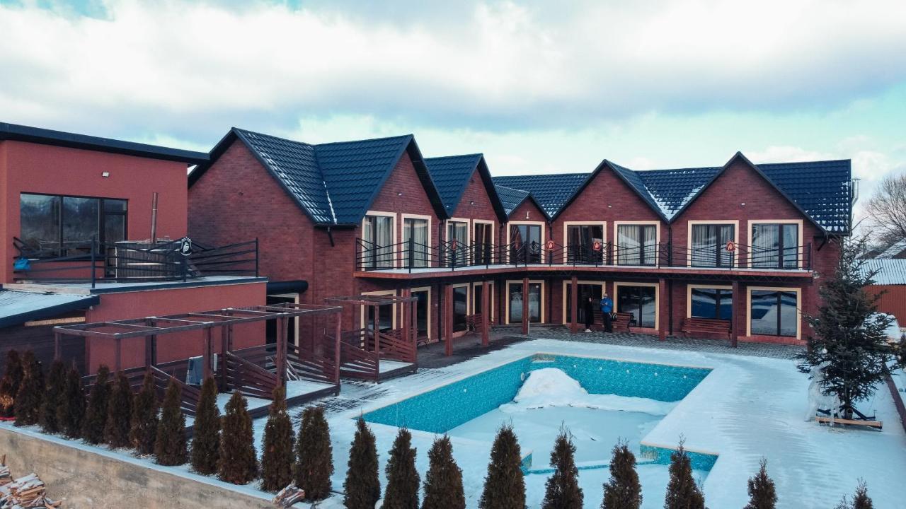 Hotel Four Seasons In Carpathians à Myhove Extérieur photo