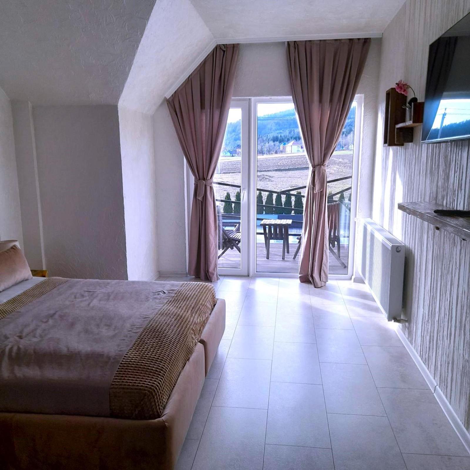 Hotel Four Seasons In Carpathians à Myhove Extérieur photo